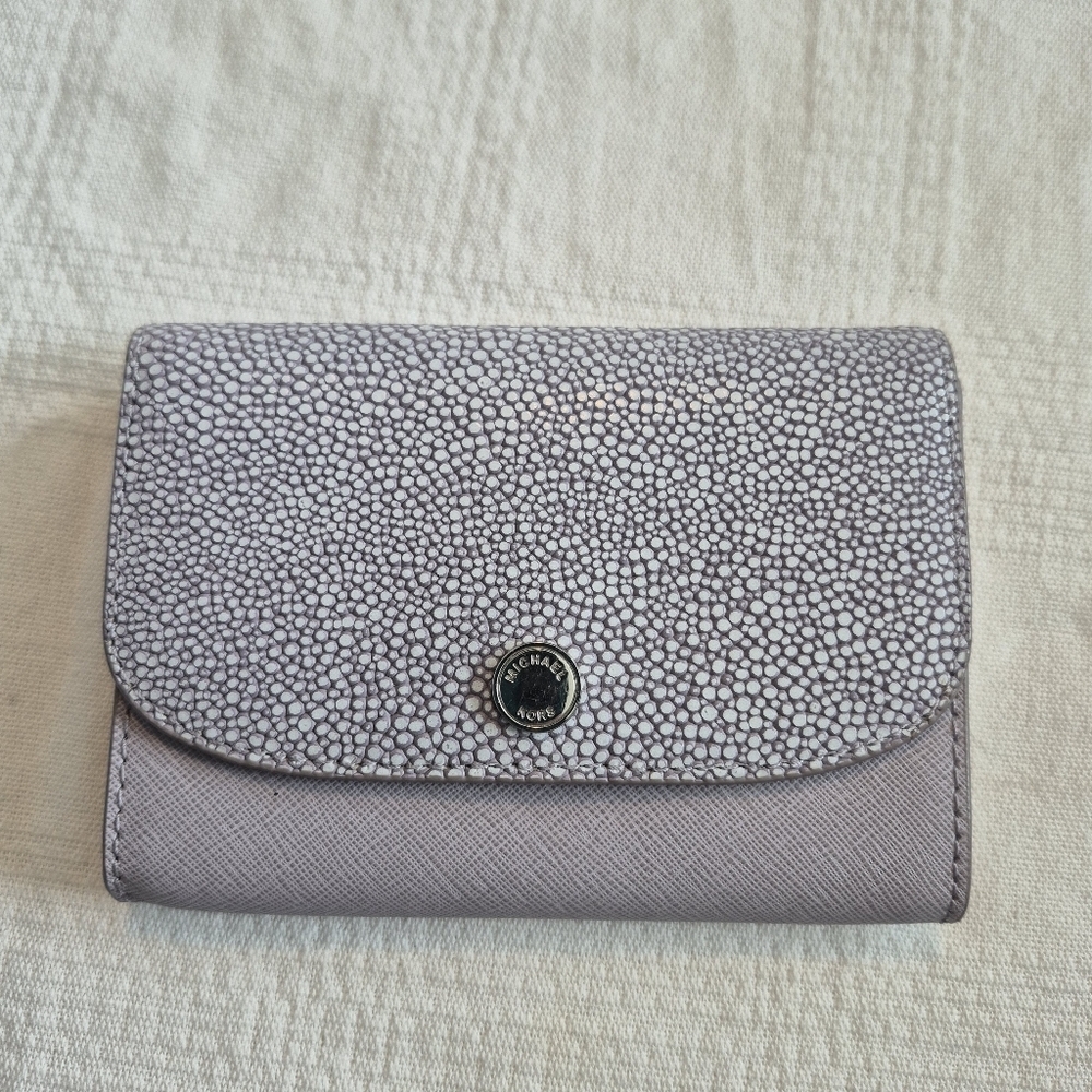 Michael Kors Juliana Saffiano Leather Wallet in the color Lilac  VGUC